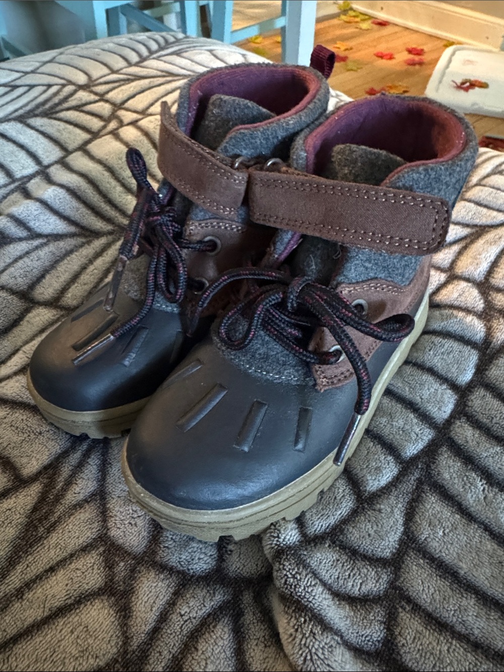Carter’s Toddler Kids Hiking Boots in Black & Brown - Size 11 RUNS SMALL - So cu